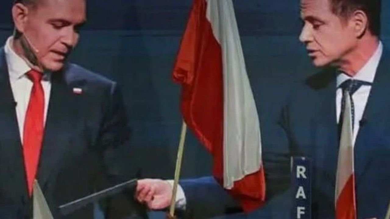 Debata w TVP: Rafał przekazał kopertę Karolowi. Sieć odpowiedziała memami
