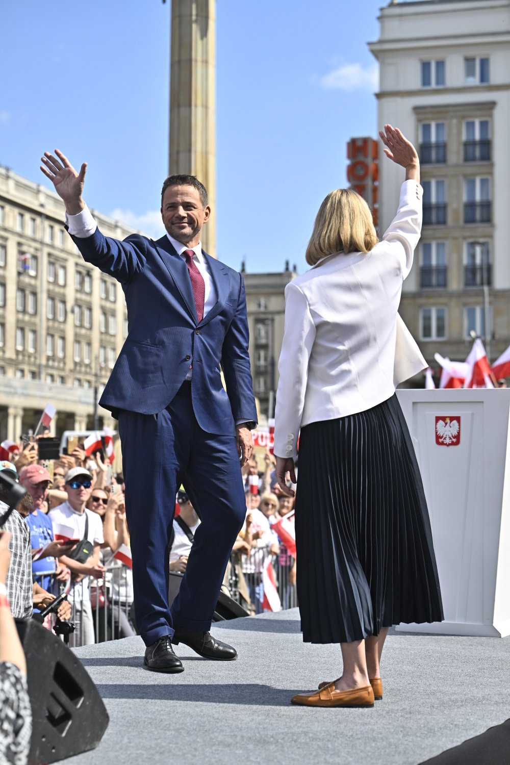 Rafał Trzaskowski macha na marszu