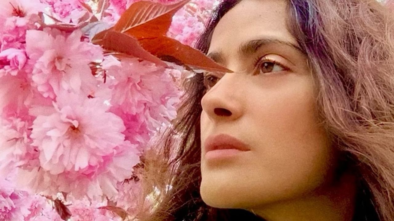 Boska Salma Hayek odsłoniła atuty sylwetki w kusym stroju. 58-latka wygląda o dwadzieścia lat młodziej