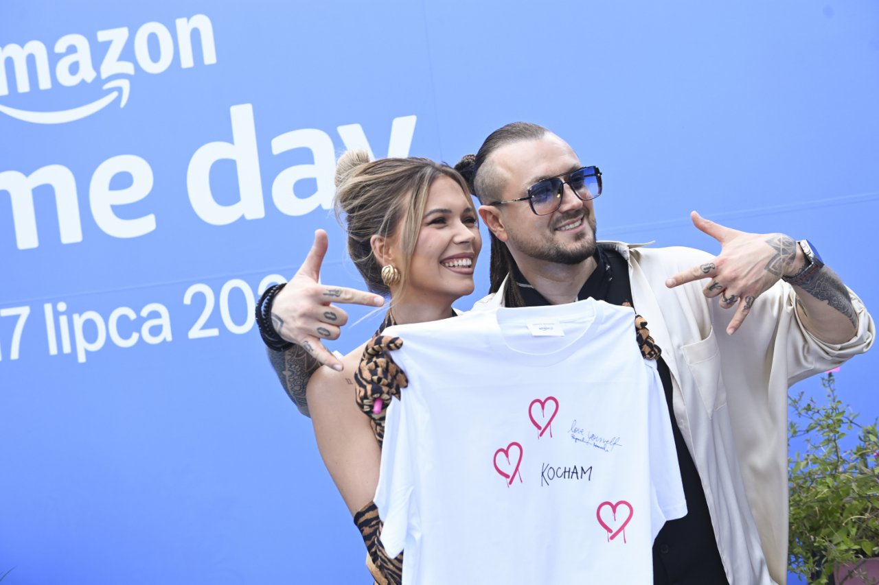 Sandra Kubicka i Aleksander Baron trzymają koszulkę