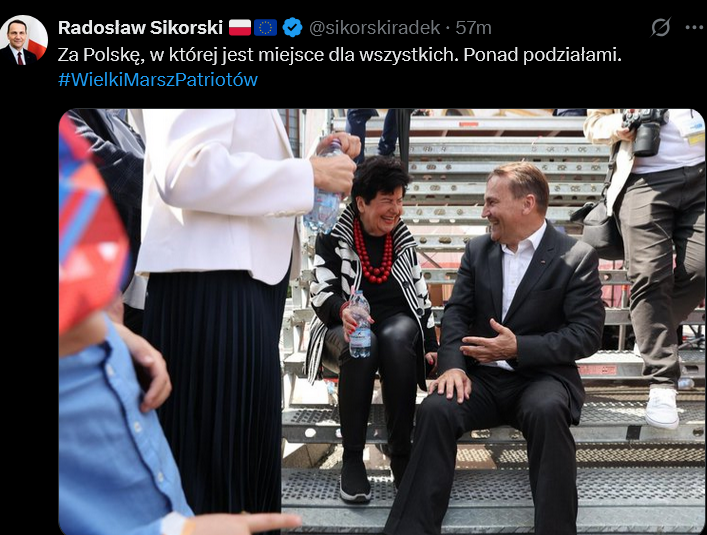 sikorski-senyszyn siedzą na schodach i patrzą na siebie
