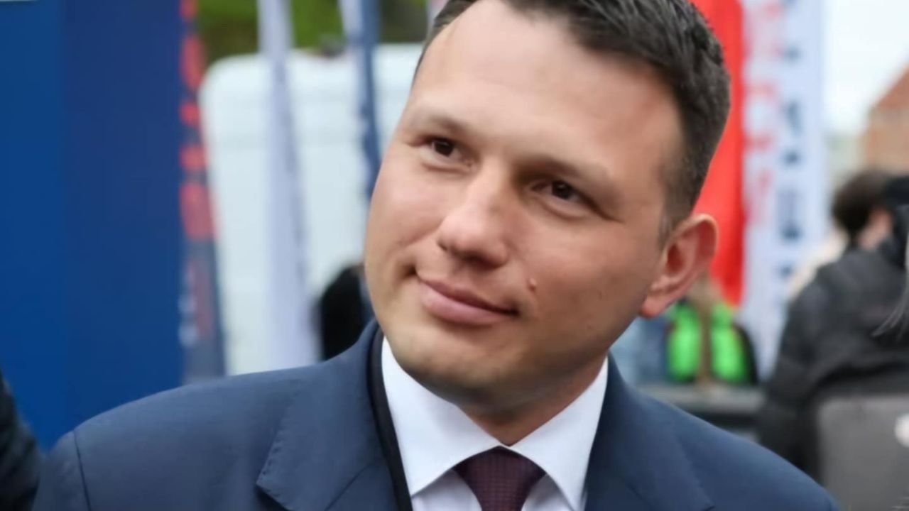 Mentzen w niebieskim garniturze