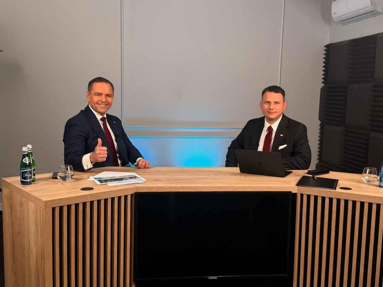Sławomir Menzten, Karol Nawrocki siedzą obok siebie