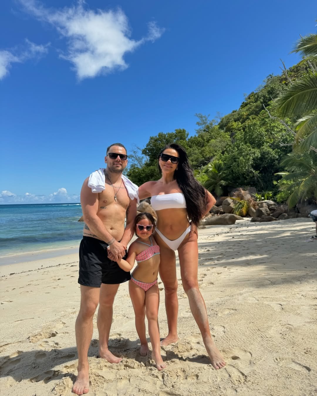 sylwia bomba w bikini pozuje na plaży