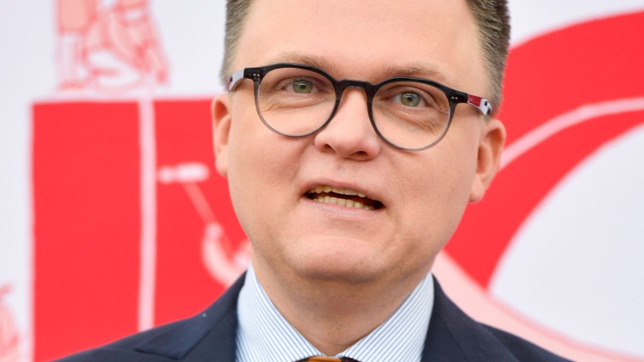 Szymon to modny gość. Stosuje pewne modowe triki, aby na co dzień wyglądać poważniej