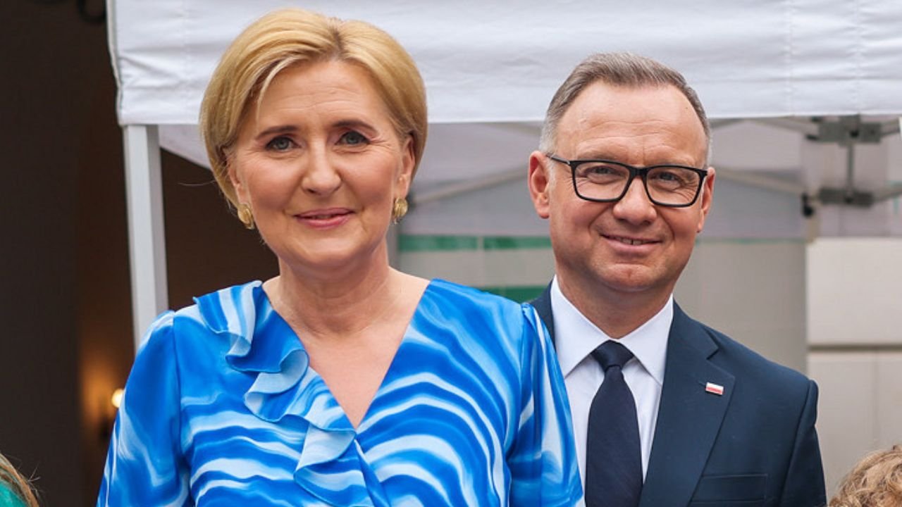Agata od Andrzeja wskoczyła w morską kieckę. Falisty wzór był w porządku, tylko ta falbana przy dekolcie nie za bardzo