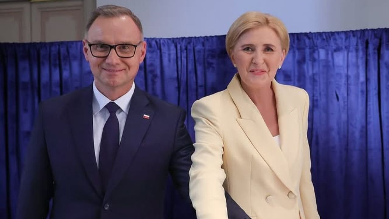 Agata od Andrzeja zainspirowała się księżną Kate. Na Litwie wskoczyła w modny komplecik, który podkreślił jej urodę