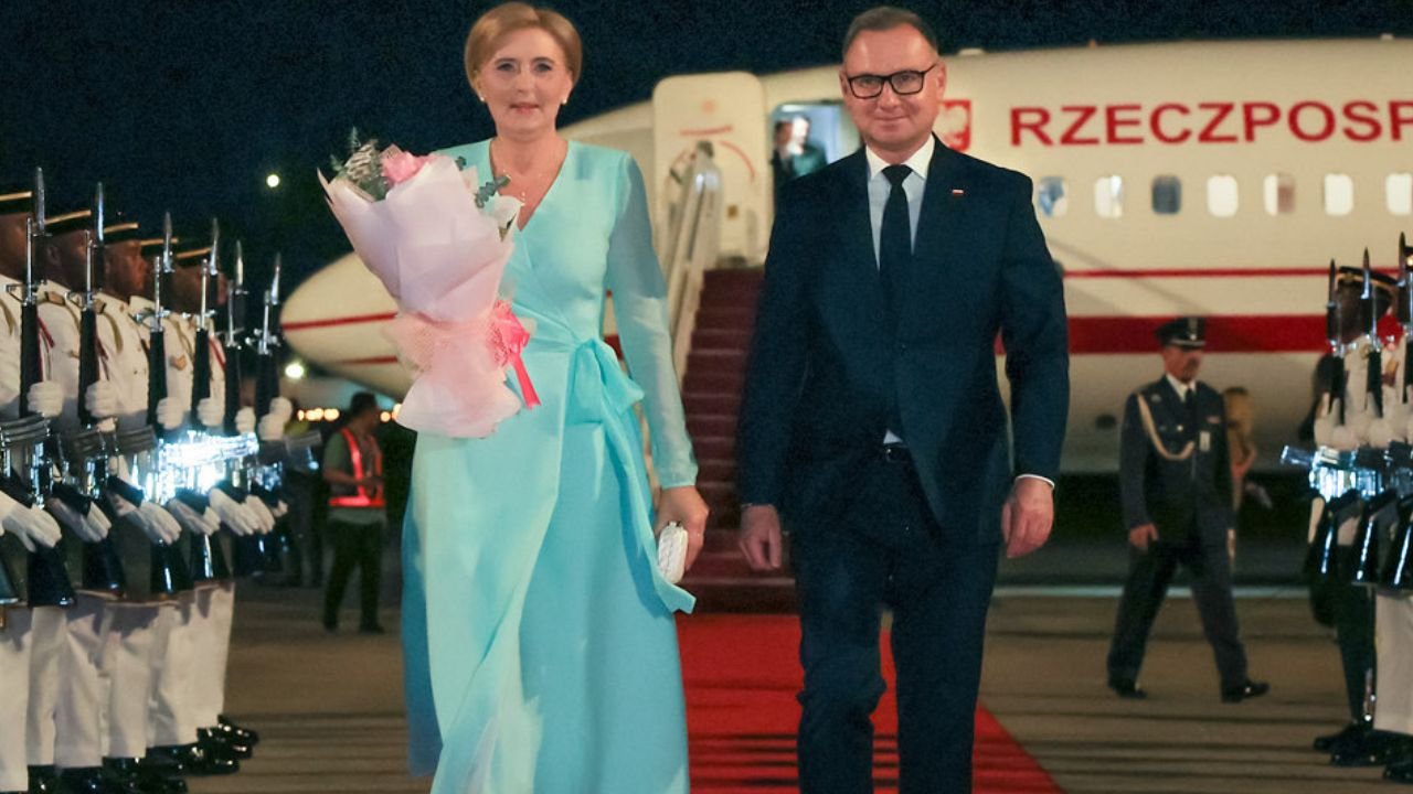 Agata od Andrzeja reprezentuje Polskę w zwiewnej kiecce. Wyrósł jej wielki kwiat przy twarzy