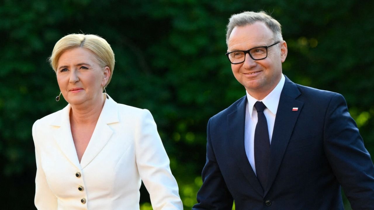 Cichociemna Agata wystroiła się w tiul od pasa w dół. Wyglądała jak księżniczka