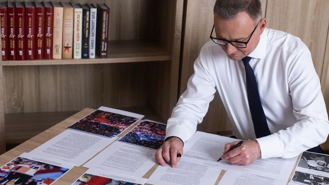 Twardy Andrzej napisał książkę. Internauci mają ubaw po pachy [memy]