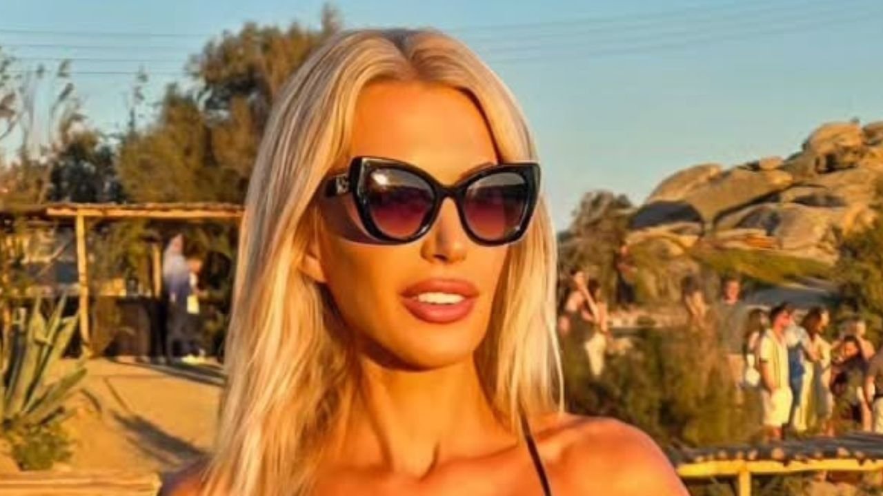 Aneta Glam wcisnęła powiększony przód w miniaturowy kostium kąpielowy. 51-latka wygląda jak marzenie [wideo]