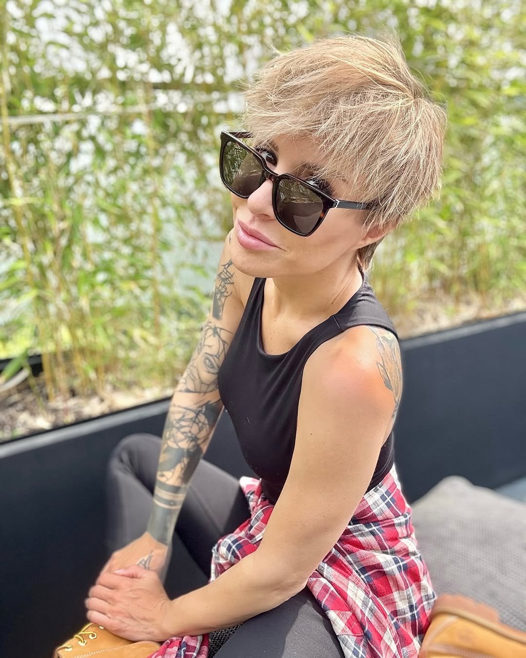 Blanka Lipińska w czarnych okularach i czarnym topie