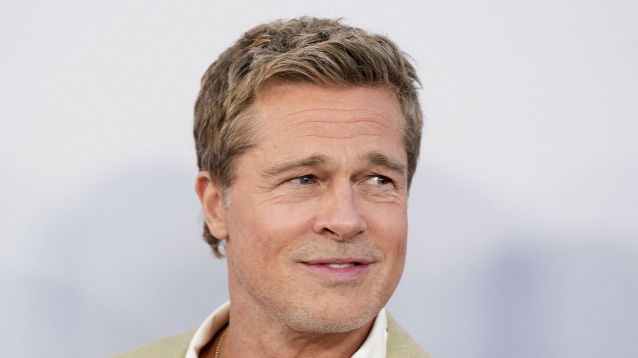Brad Pitt już tak nie wygląda. Zgolił włosy i wyprasował sobie twarz. 61-latek to młody Bóg