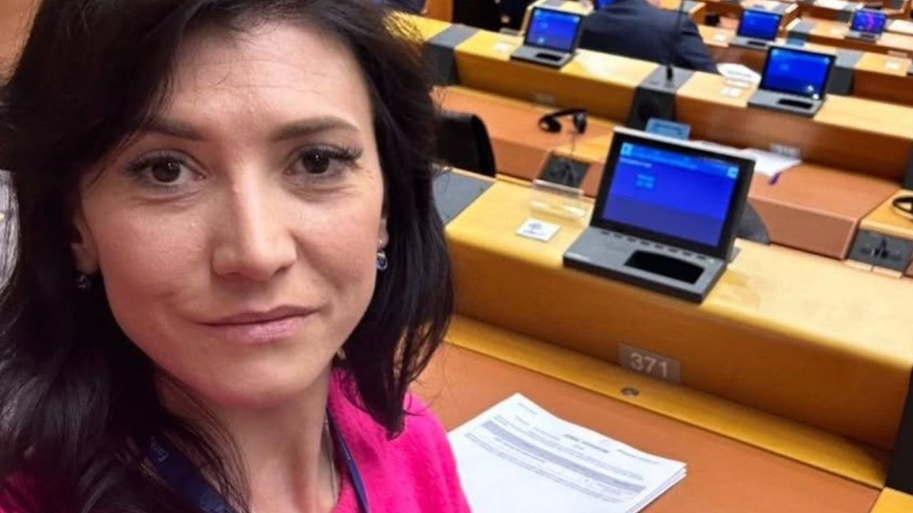 Piękna Ewa w jeansowej stylizacji. Nie jest modnie, ani stylowo. Mimo wszystko podkreśliła atuty sylwetki