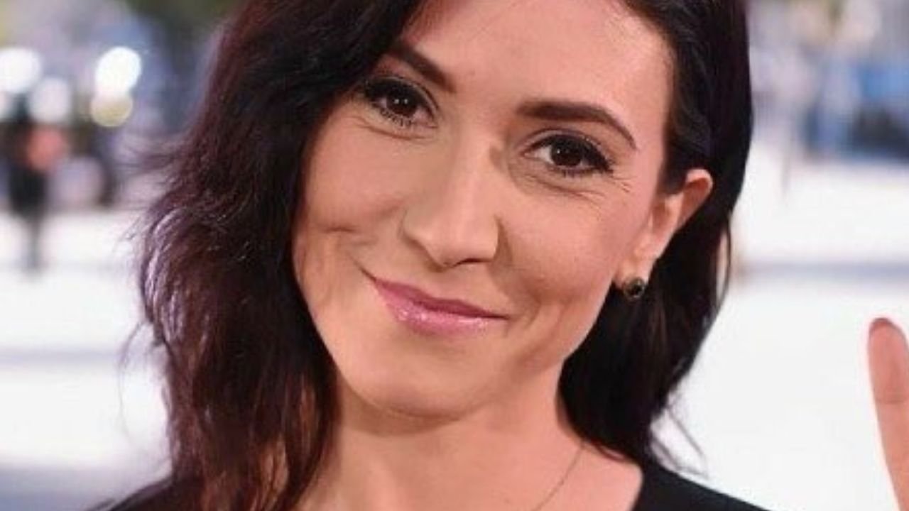 Piękna Ewa oddała głos w stylizacji rodem z lat dziewięćdziesiątych. W obcisłych jeansach nie pozostawiła wiele wyobraźni