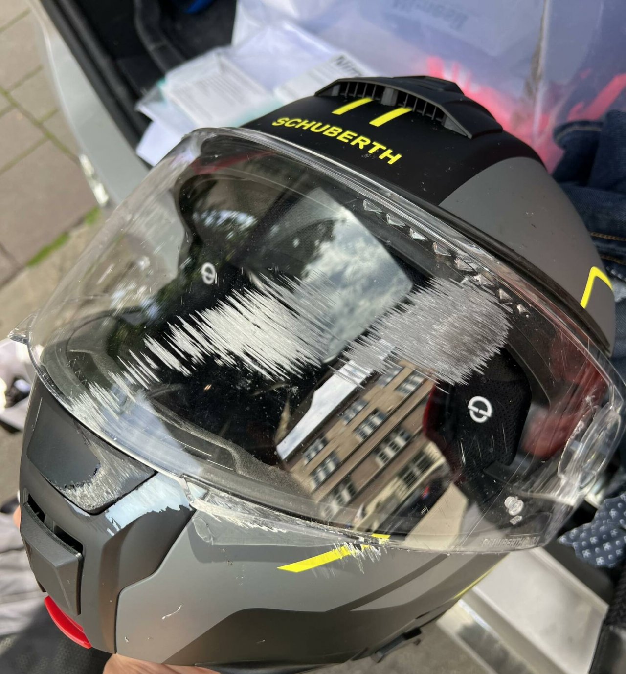 Kask Filipa Chajzera ze zdartą szybą