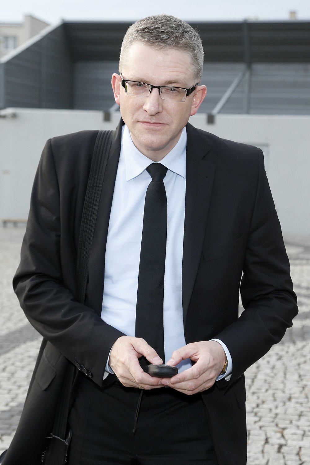 Grzegorz Braun w garniturze