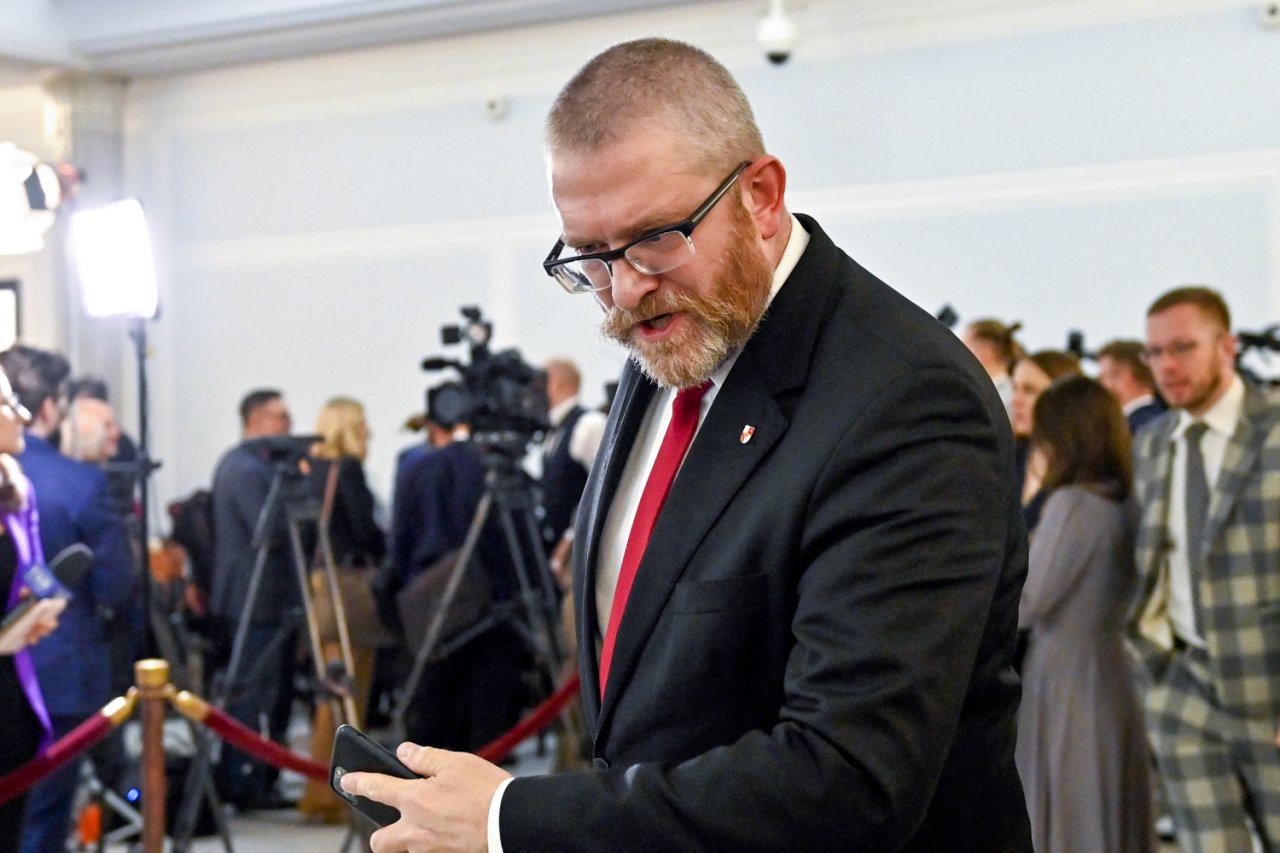 Grzegorz Braun w garniturze czarnym