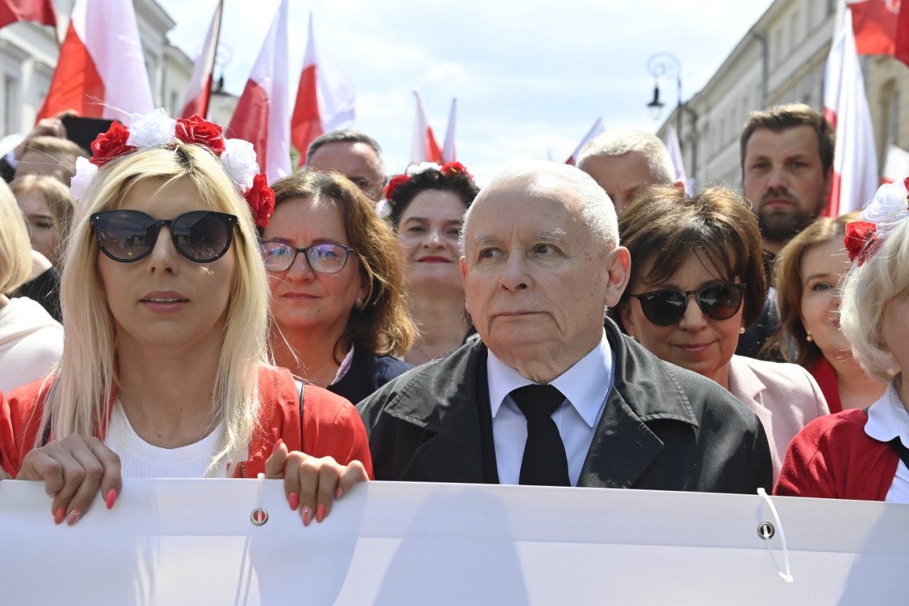 Jarosław Kaczyński, obok kobiety