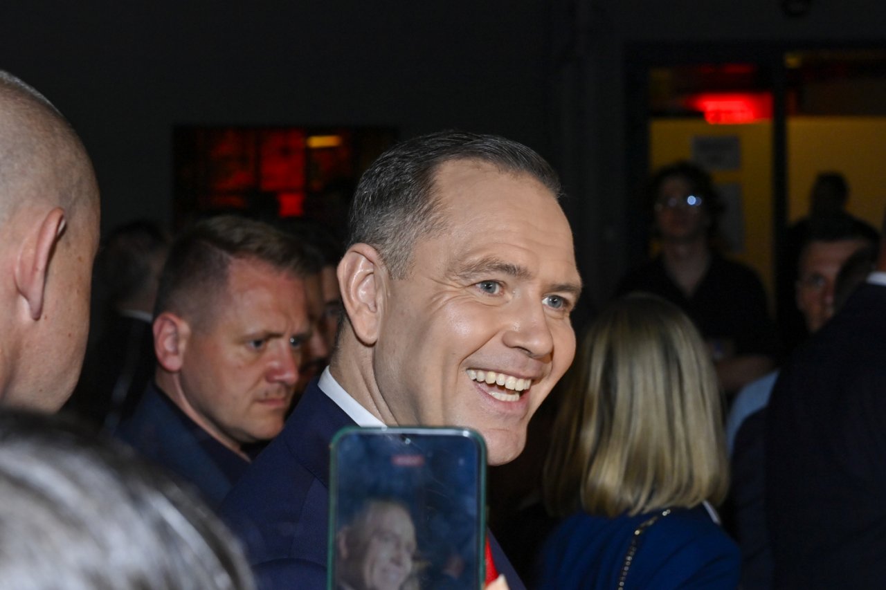 Karol Nawrocki uśmiechnięty