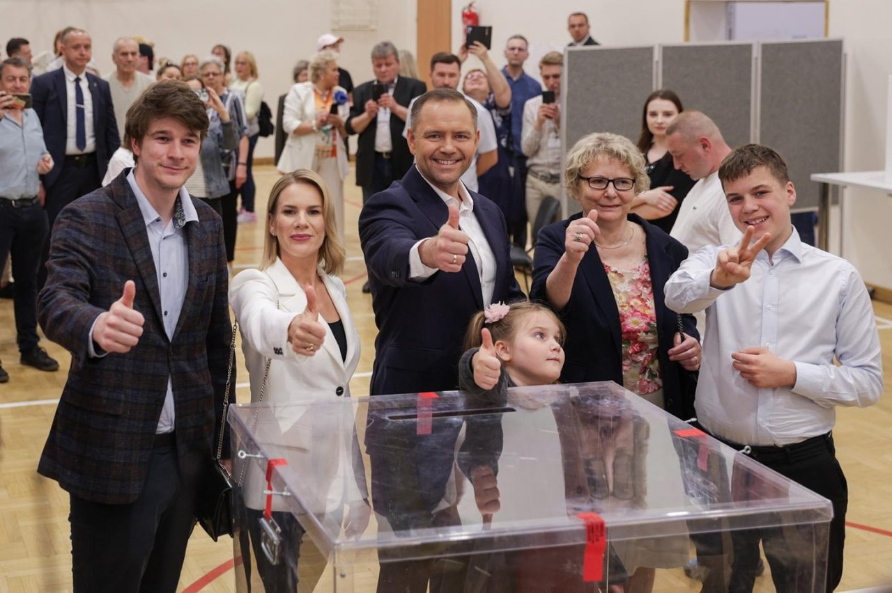 Karol Nawrocki głosuje