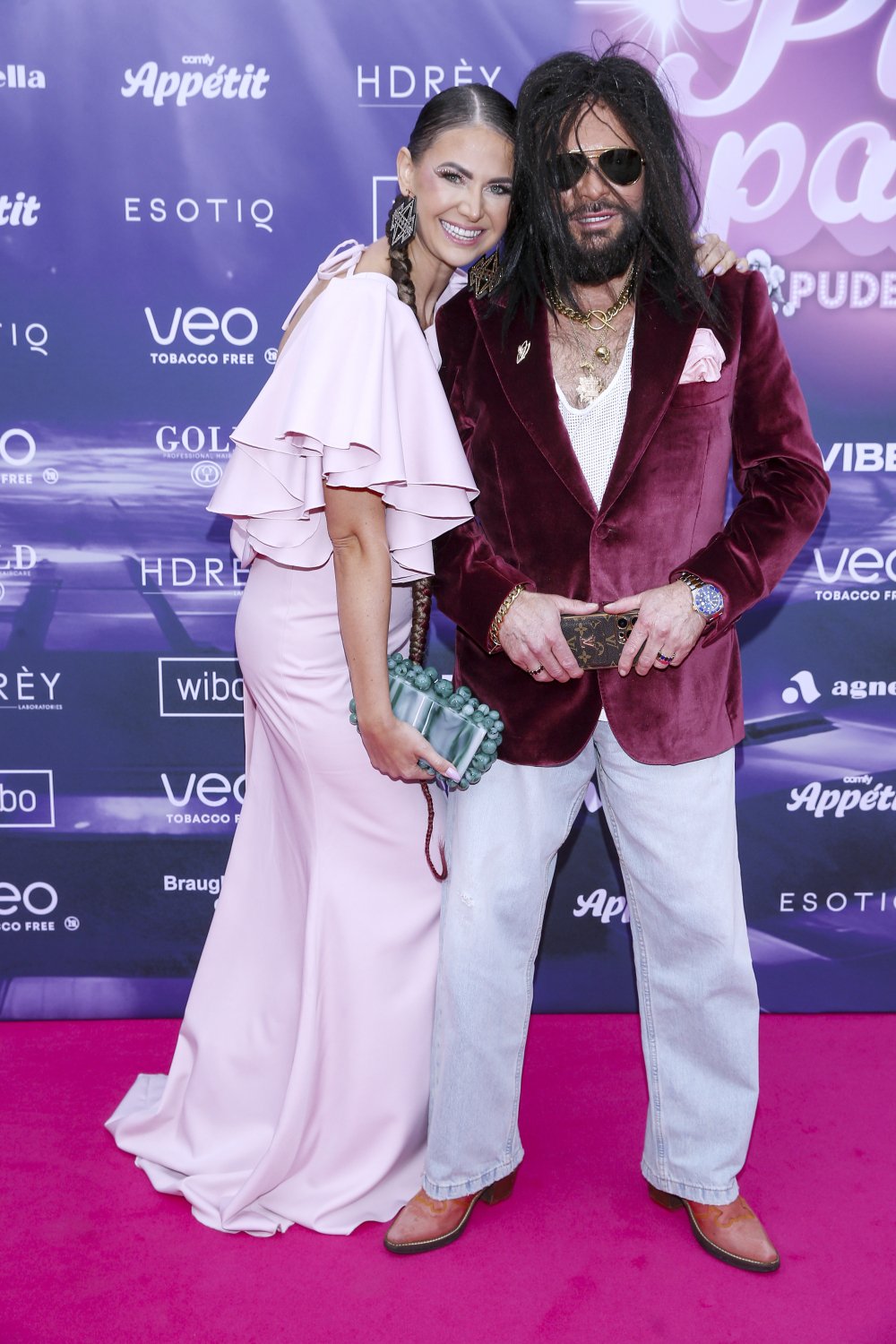 Krzysztof Rutkowski w długich włosach obok Mai Rutkowski