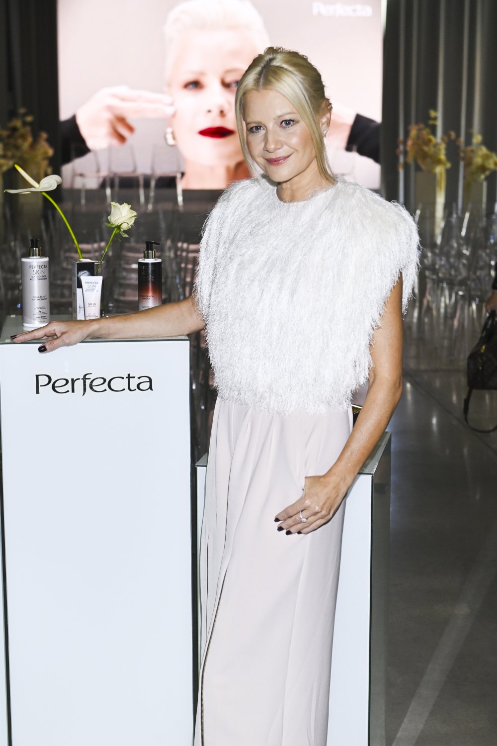Małgorzata Kożuchowska w blond włosach i białej sukience
