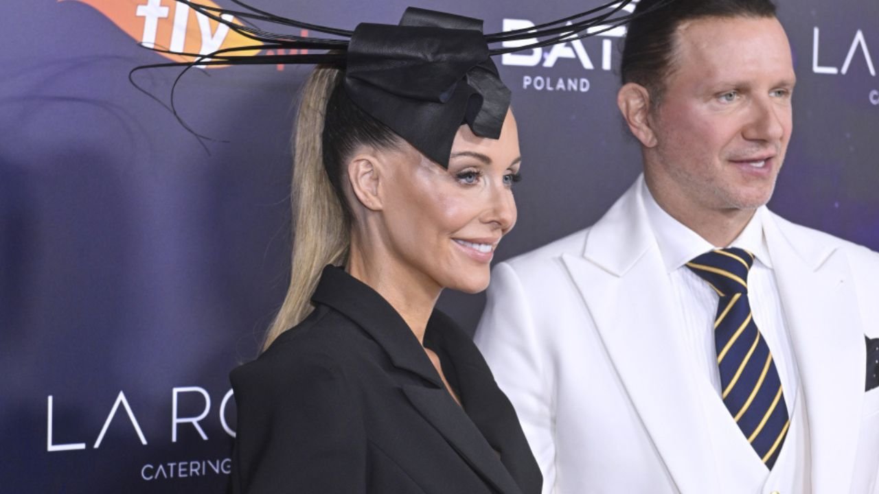 Małgorzata Rozenek jak z rodziny Addamsów na czerwonym dywanie. Był i Radziu, zadał szyku niczym Gomez