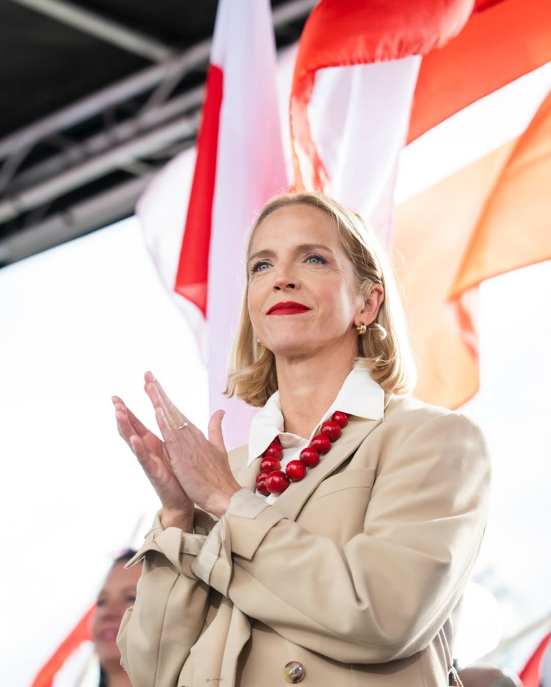 Małgorzata Trzaskowska w czerwonych koralach