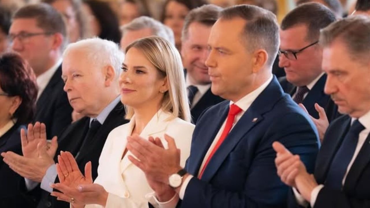 Marta od Karola zagrała nóżką w białej kiecce. Odsłoniła nogi do nieba w kusej kreacji