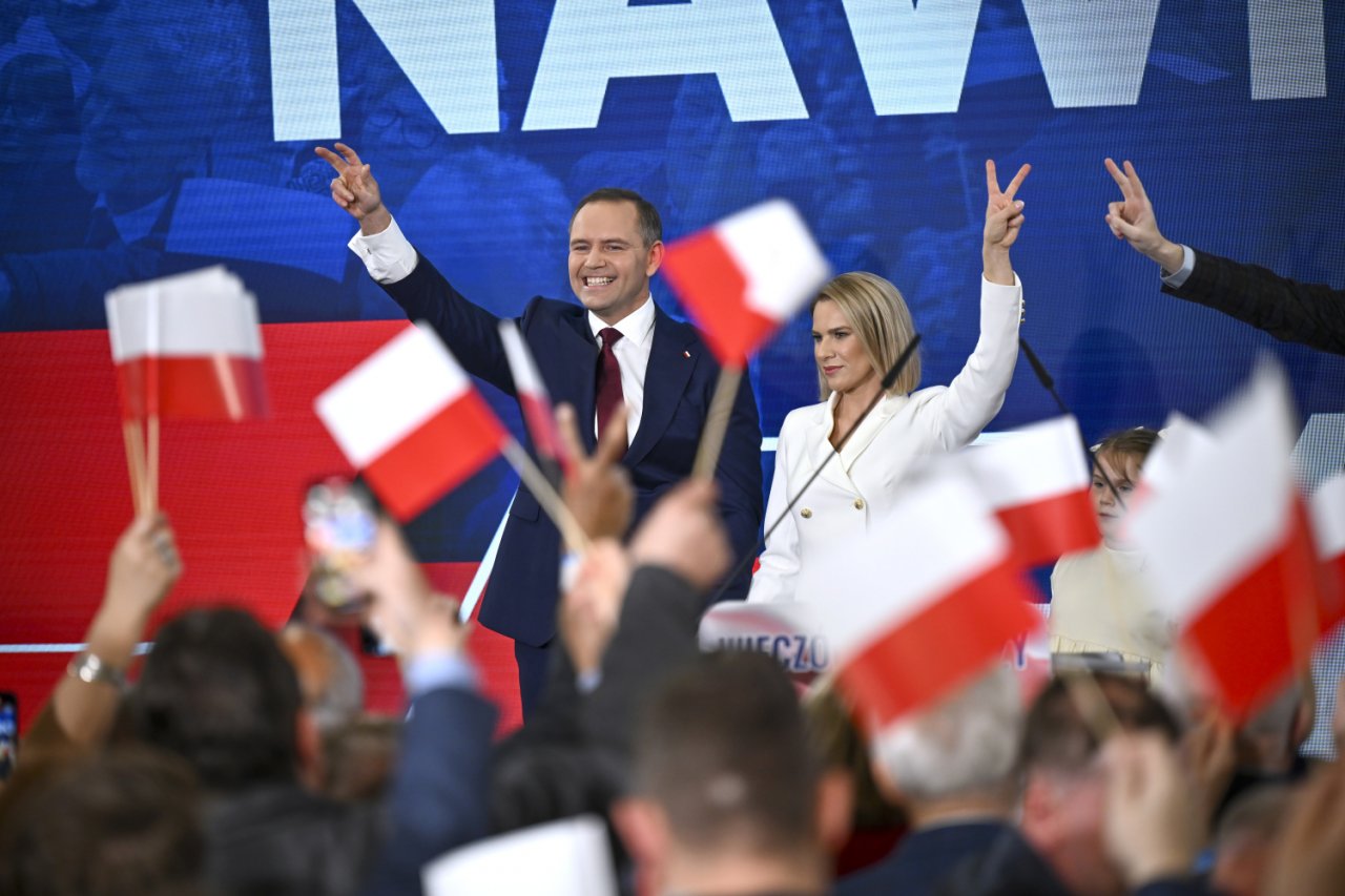 Marta Nawrocka ubrana na biało i Karol Nawrocki w garniturze