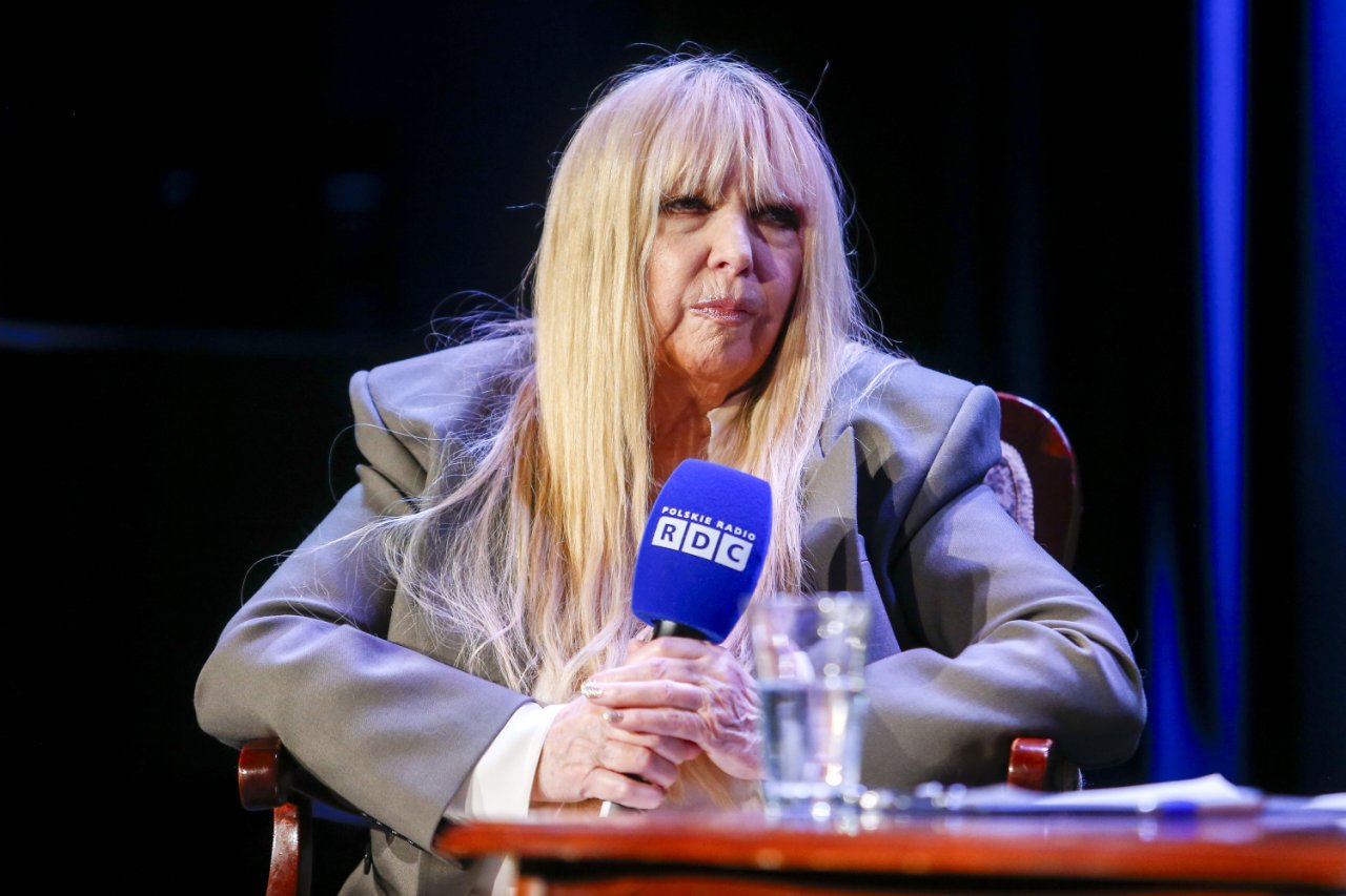 Maryla Rodowicz siedzi i patrzy w bok
