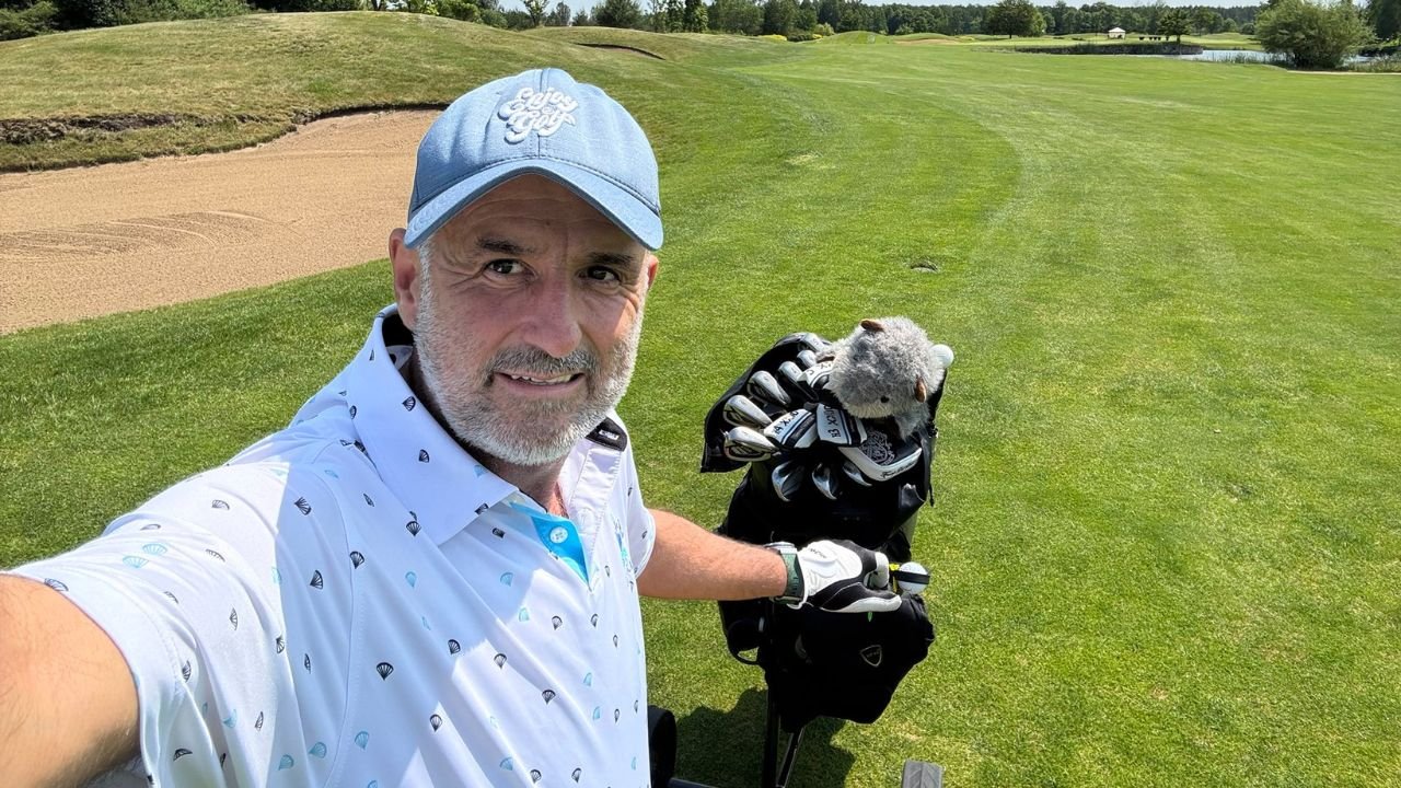 Michał Probierz pozdrawia z pola golfowego dzień po dymisji. Jedno zdjęcie wywołało zalew memów