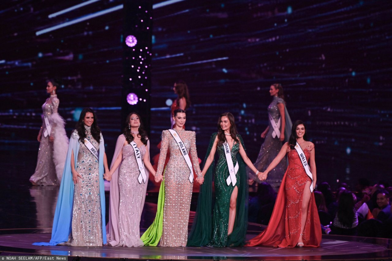 Finalistki Miss World 2025 na scenie trzymają się za ręce w sukniach wieczorowych