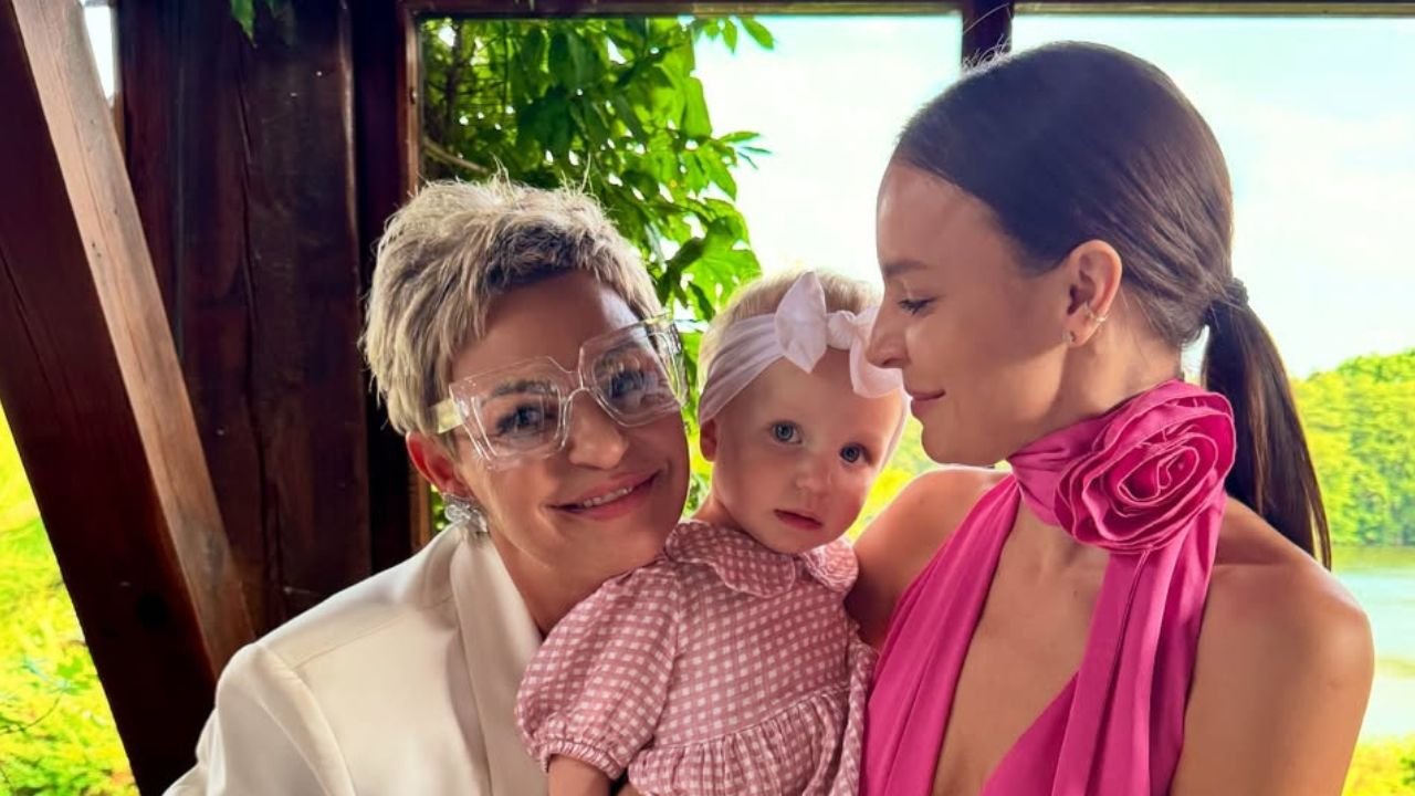 Mama Pauliny Rzeźniczak wzięła ślub. Gorąca 50-tka wskoczyła w koronki i wyeksponowała nogi. Ale laska