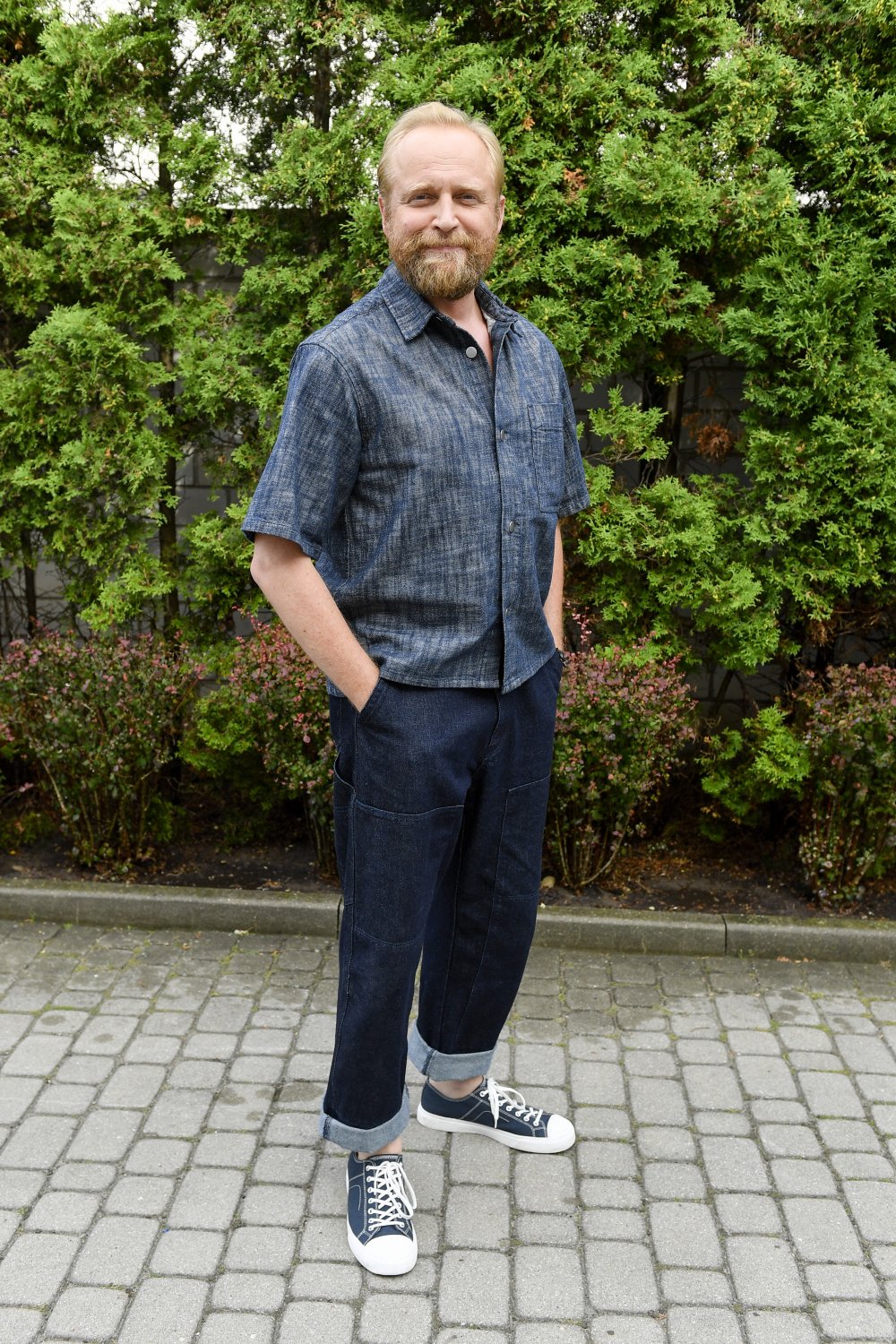 Piotr Adamczyk z brodą i w koszuli