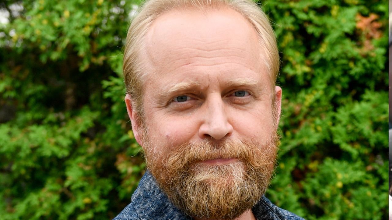 Piotr Adamczyk zapalił papierosa przed kościołem na warszawskiej starówce podczas przerwy na planie serialu "Klara"