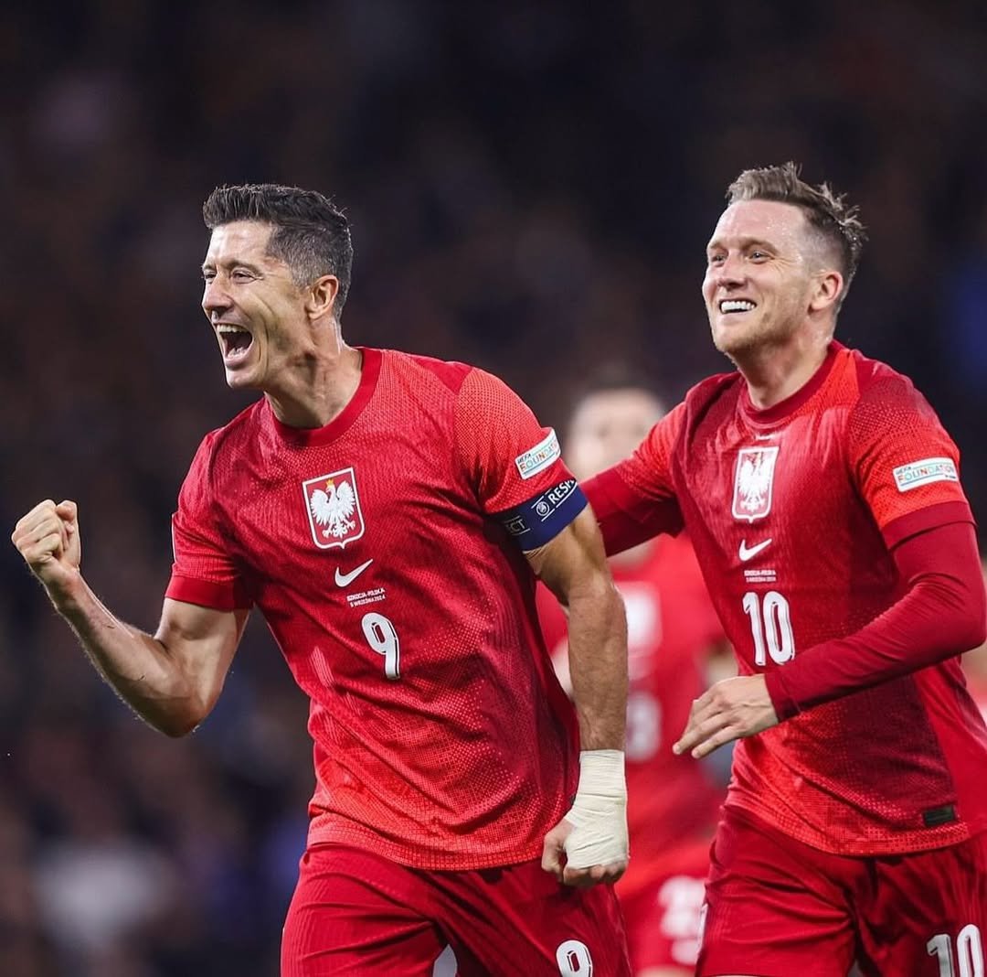 Robert Lewandowski i Piotr Zieliński cieszą się w trakcie meczu