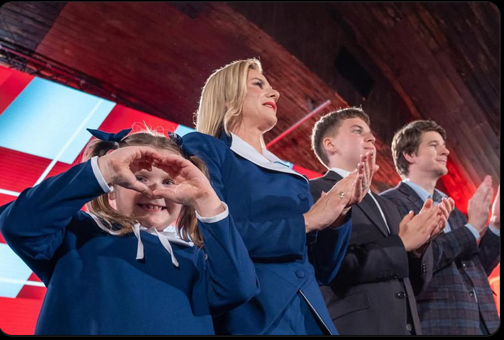 rodzina-nawrockiego klaszcze Kasia pokazuje serce