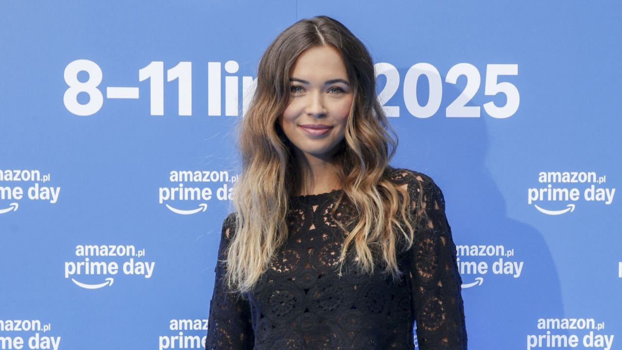 Sandra Kubicka wskoczyła w tak odważny komplecik, że aż widać, co ma pod spodem. Piękna, subtelna i taka kobieca