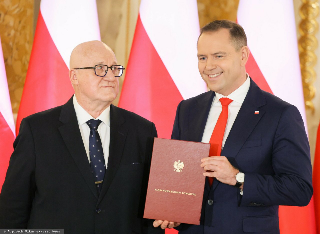 Sylwester Marciniak patrzy na Karola Nawrockiego