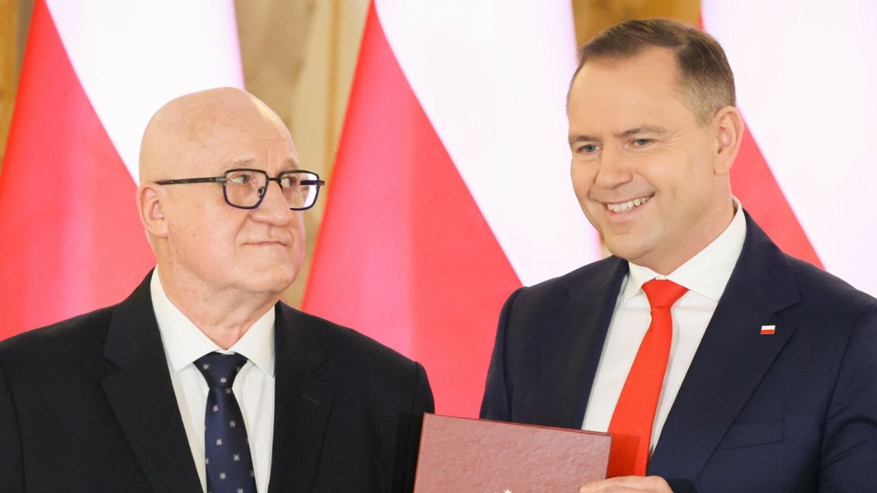 Życzę wam, abyście znaleźli kogoś, kto będzie parzył na was tak, jak Sylwester na Karola [wideo i memy]