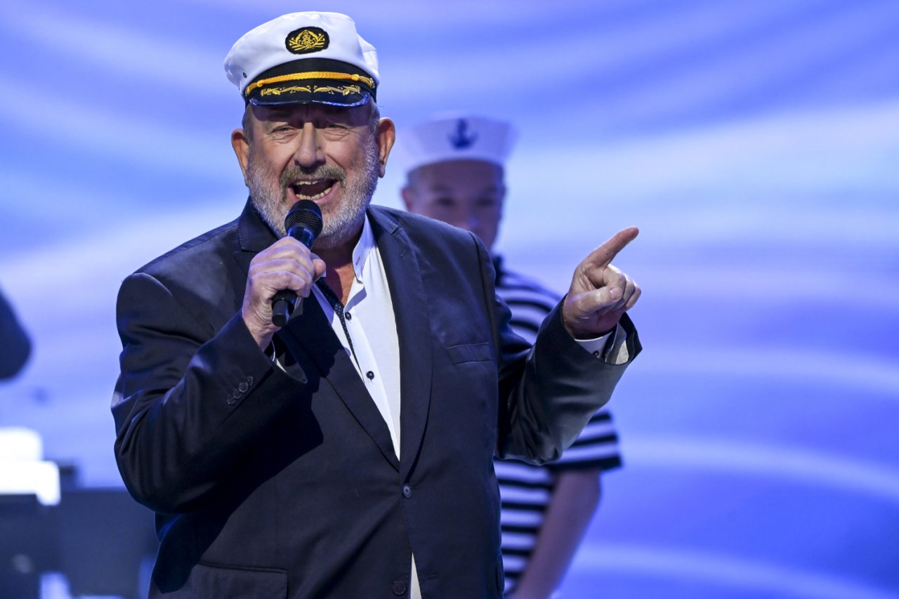 Tadeusz Drozda na scenie w marynarskiej czapce.