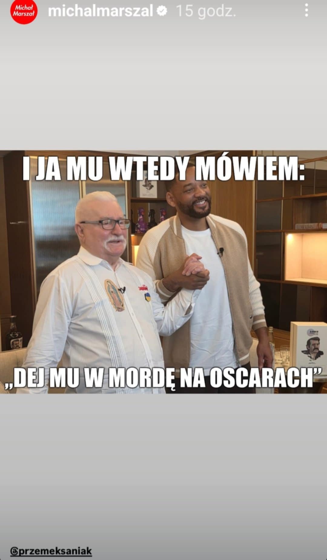 Lech Wałęsa ubrany na biało obok Willa Smitha w bluzie