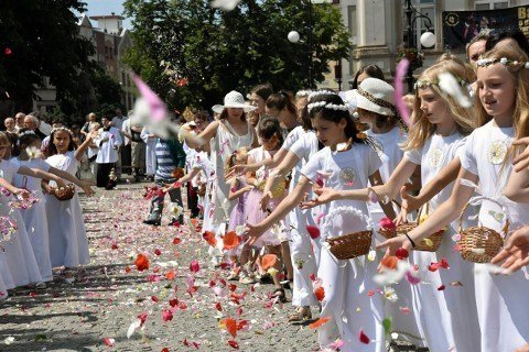 dziewczynki sypią kwiatki na drogę