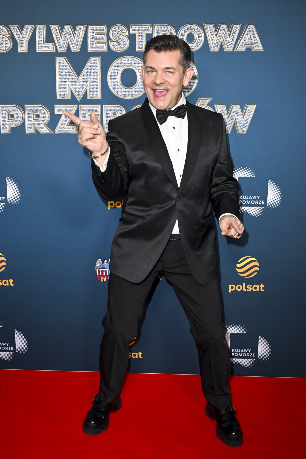 Zenon Martyniuk w czarnej marynarce i czarnej muszce