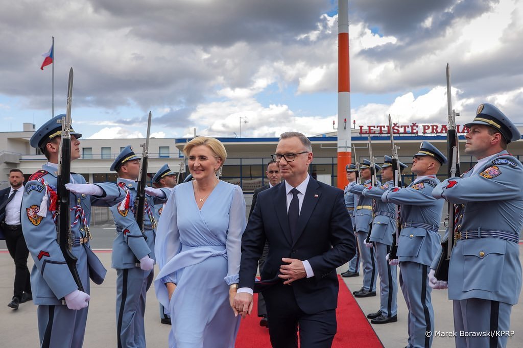agata-andrzej-duda idą po czerwonym dywanie