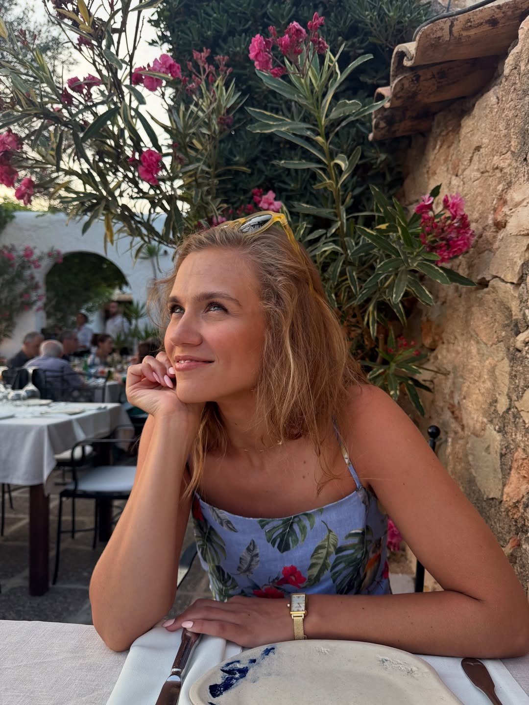 Rozmarzona Agnieszka Kaczorowska patrzy w dal
