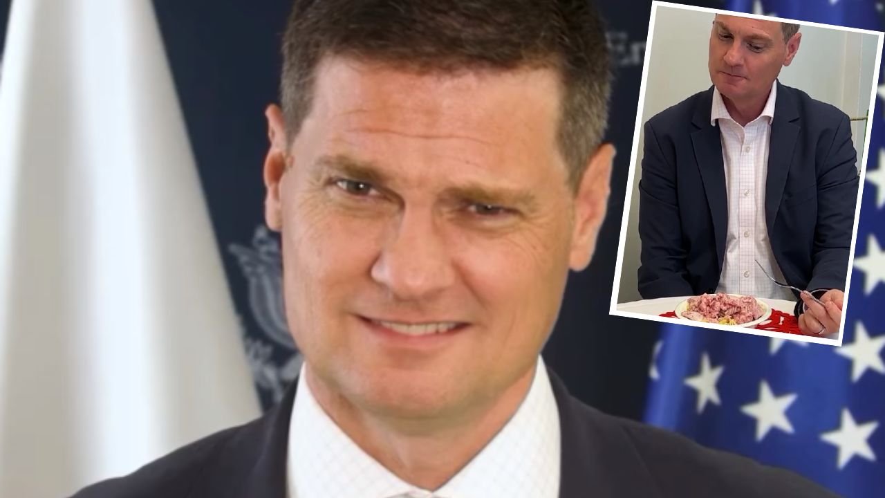 Polski makaron z truskawkami robi furorę w sieci. Rzecznik ambasady USA się przemógł i zjadł go na wizji