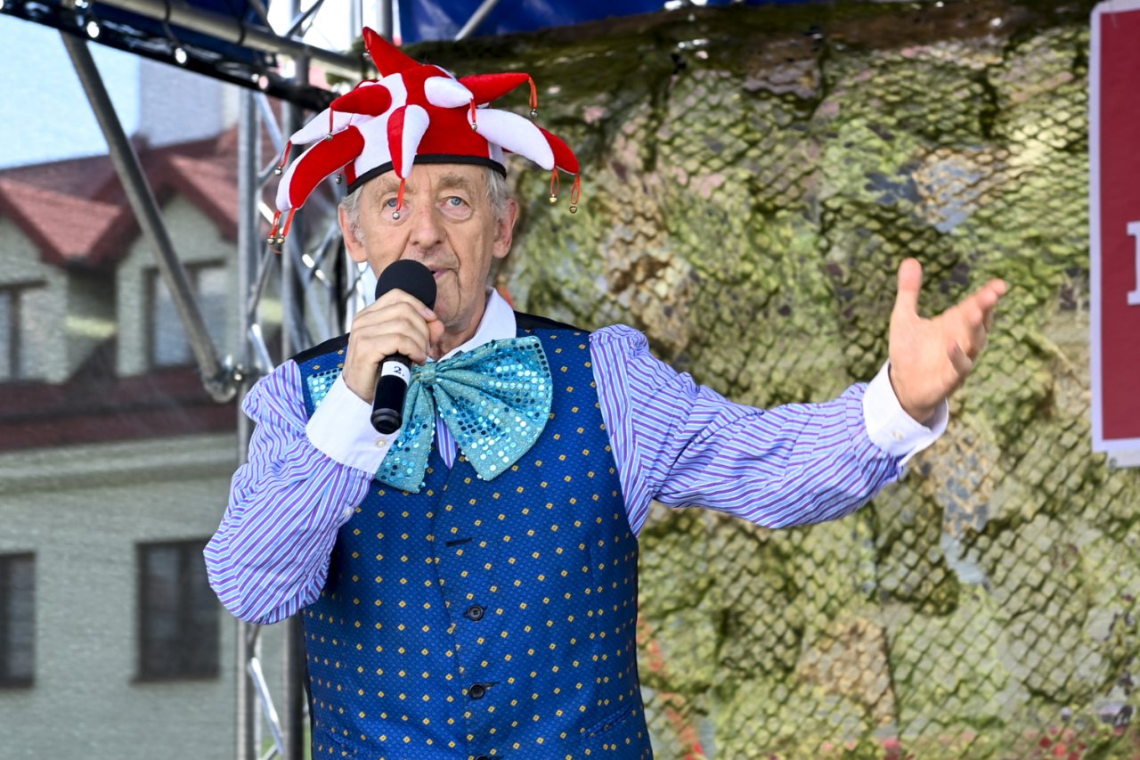 Andrzej Rosiwicz w czapce błazna.
